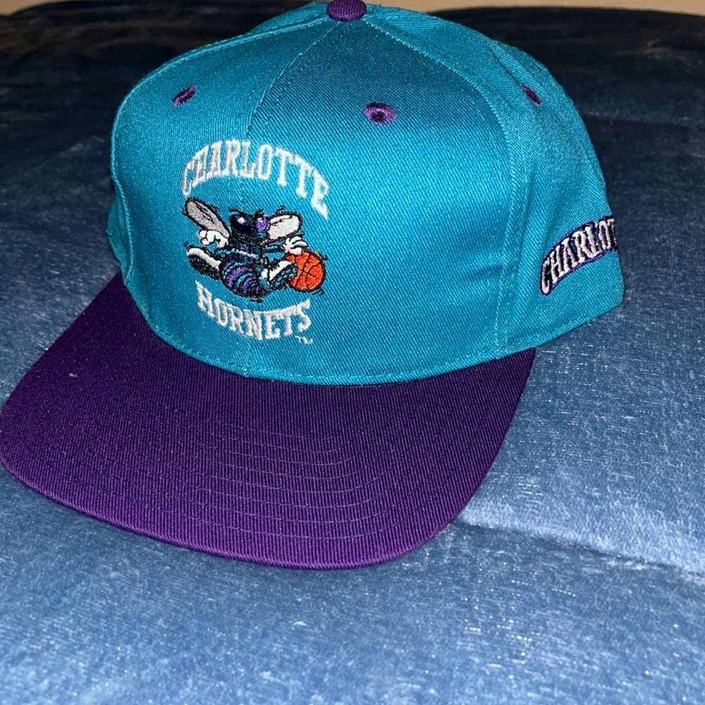 Vintage Charlotte Hornets hat. In perfect condition, never worn